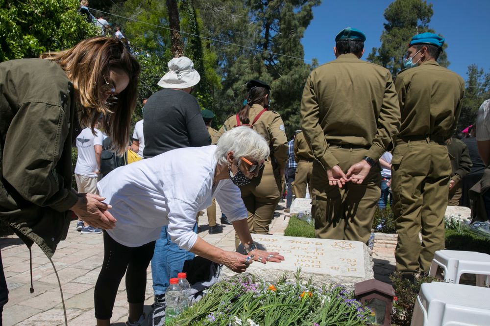 Jour du souvenir qui commémore les soldats israéliens tombés au combat et les victimes du terrorisme au mont Herzl, à Jérusalem, le 14 avril 2021