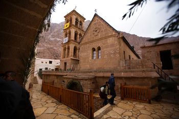 في هذه الصورة، الملتقطة يوم الأحد 9 ديسمبر/كانون الأول 2013، يزور الناس دير القديسة كاترينا، المعروف أيضًا باسم سانتا كاتارينا، عند سفح جبل سيناء في سانت كاترين بشبه جزيرة سيناء، مصر. الدير تابع للكنيسة اليونانية الأرثوذكسية، وهو مدرج على قائمة اليونسكو للتراث العالمي.