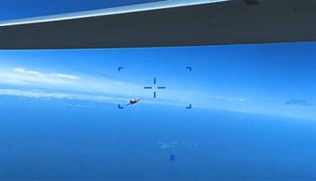 Images de bord d'un drone MQ-9 de l'armée de l'air américaine approché par un avion russe SU-27, au-dessus de la mer Noire, le 14 mars 2023.