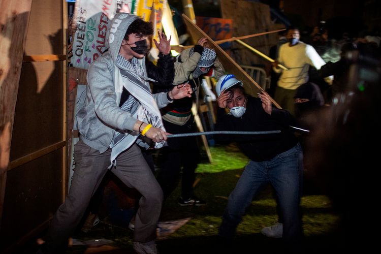 Des manifestants s'affrontent dans un campement pro-palestinien à l'UCLA, le mercredi 1er mai 2024, à Los Angeles