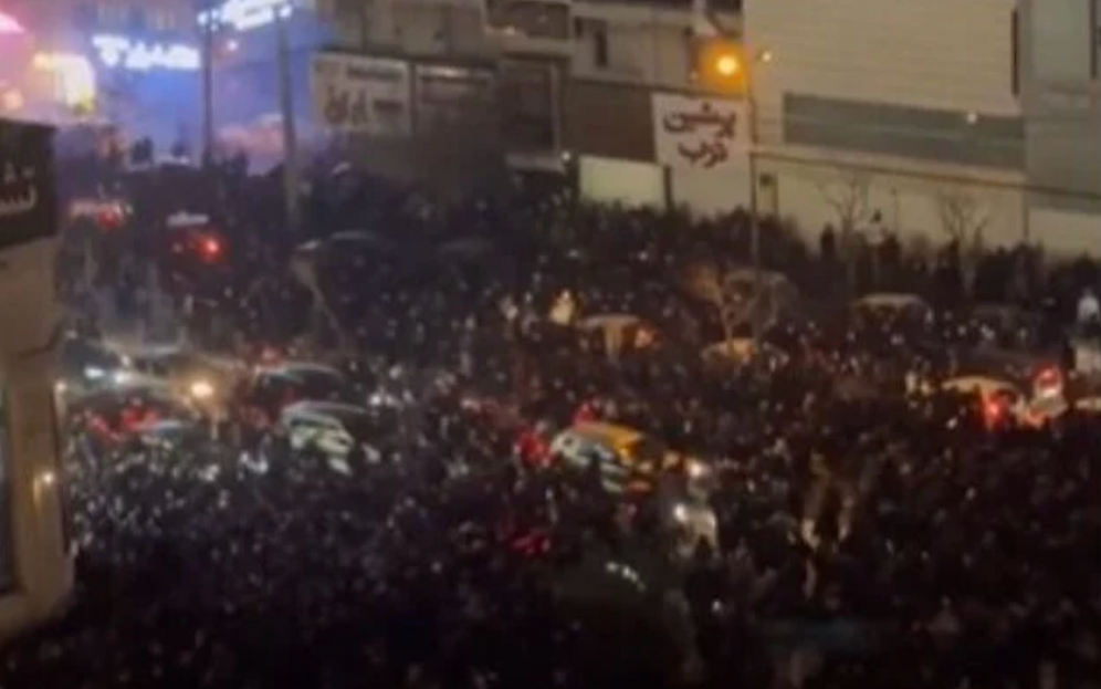 Des milliers d'Iraniens manifestent à Téhéran le 8 janvier 2026 