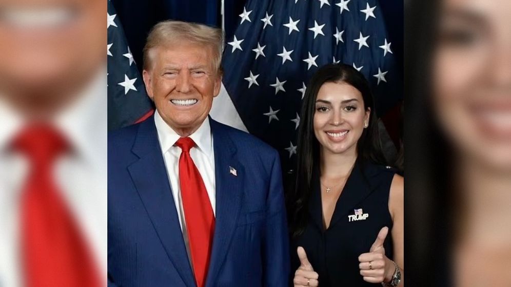 ג'וליה ורווארו, סגנית עוזר השר לביטחון המולדת שהושעתה מתפקידה בחשד להתהלות לא ראויה, לצד נשיא ארה"ב דונלד טראמפ