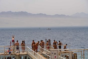 חום, שרב וחוף הים: מתרחצים בחוף הים באילת, מאי 2025