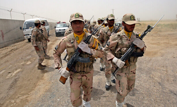 Illustration : Un groupe de gardes-frontières iraniens marche à la frontière orientale de l'Iran partagée avec le Pakistan et l'Afghanistan près de Zabol, dans la province du Sistan et du Baluchestan, en Iran, le 19 juillet 2011.