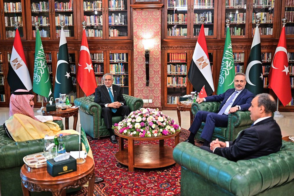 في هذه الصورة، التي نشرتها وزارة الخارجية الباكستانية، من اليسار، وزير الخارجية السعودي الأمير فيصل بن فرحان آل سعود، ووزير الخارجية الباكستاني إسحاق دار، ووزير الخارجية التركي هاكان فيدان، ووزير الخارجية المصري بدر عبد العاطي، يحضرون اجتماعاً لمناقشة حرب الشرق الأوسط، في إسلام آباد، باكستان، يوم الأحد 29 مارس 2026.
