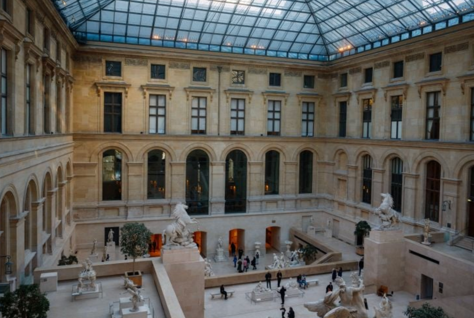 France : un cambriolage a eu lieu au Louvre, le musée fermé pour la journée