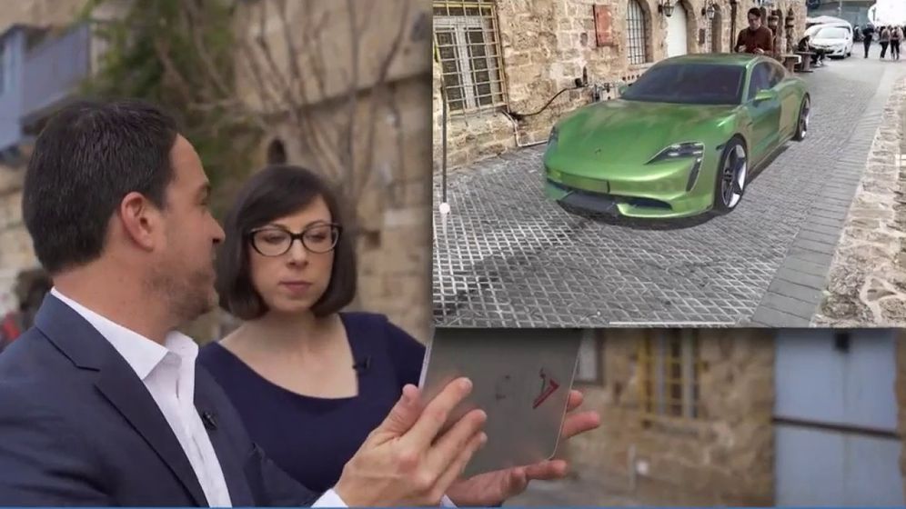 i24NEWS correspondent Jessi Satin (R) looks at an augmented car with Augmind's CEO Ran Kern, in a screen capture taken on December 6, 2021.
