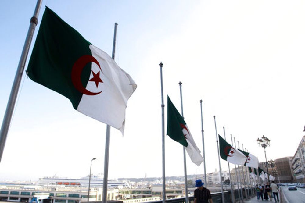 الأعلام الجزائرية ترفرف على نصف الموظفين على طول المسيرة الساحلية في الجزائر العاصمة ، السبت 18 سبتمبر 2021.