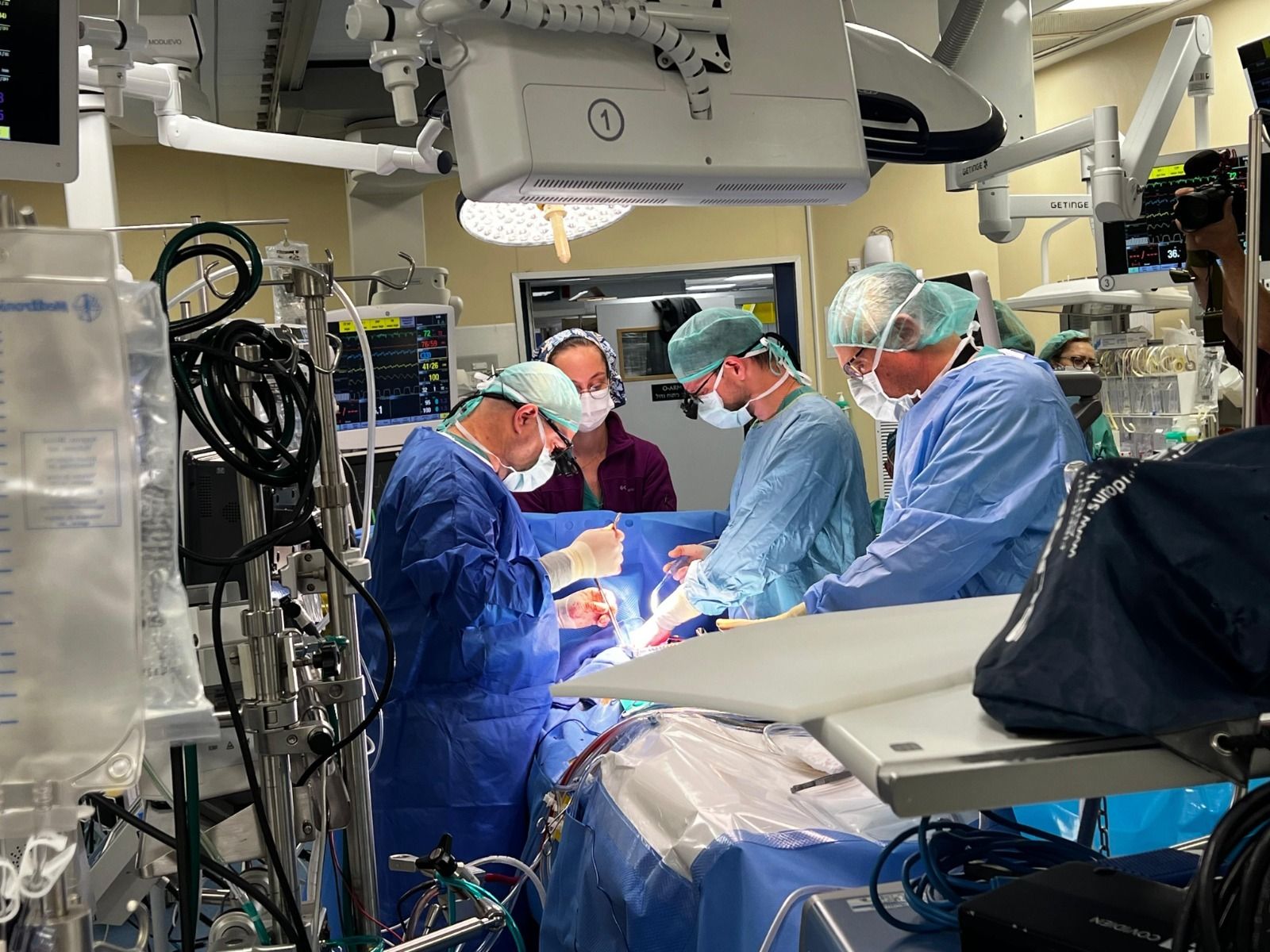 Un cœur artificiel puis une greffe offrent une nouvelle vie au petit Rafael