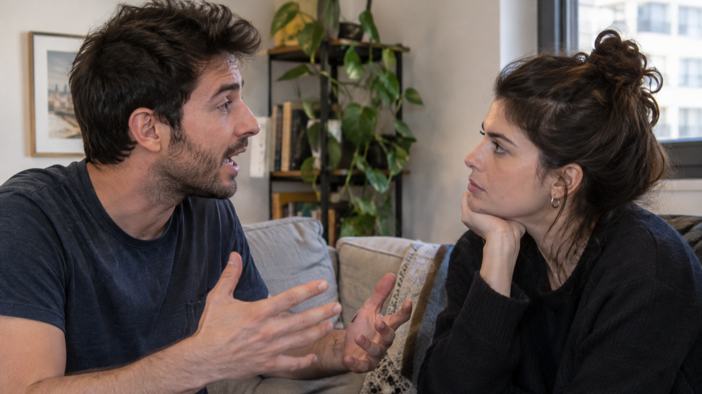 נוצר באמצעות בינה מלאכותית שני אנשים מנהלים שיחה, אילוסטרציה