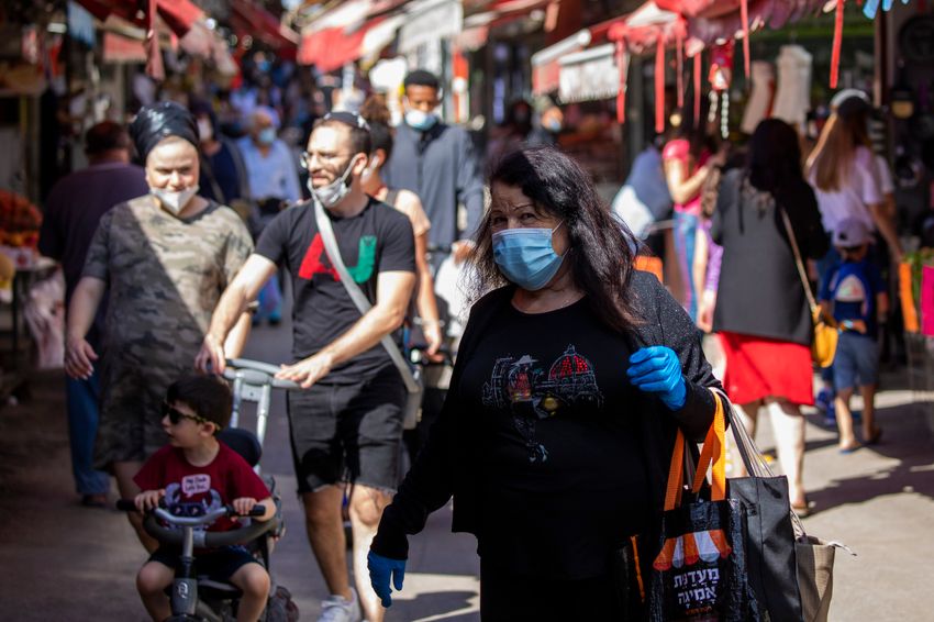 Illustration - Des personnes portant des masques visitent un marché alimentaire à Tel Aviv, en Israël à la réouverture des marchés, des centres commerciaux et des gymnases, le 7 mai 2020