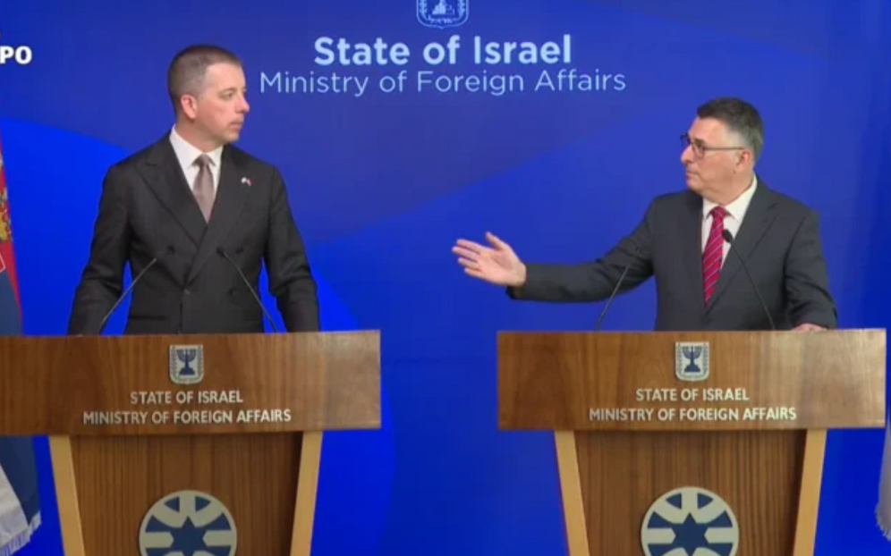 Le ministre des Affaires étrangères Gideon Sa’ar (à droite) s’exprime lors d’une conférence de presse conjointe avec son homologue serbe Marko Đurić à Jérusalem, le 28 avril 2026.