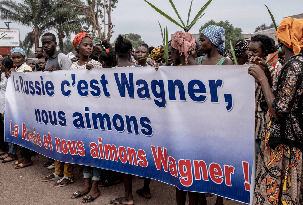 Des manifestants portent une banderole à Bangui, le 22 mars 2023, lors d'une marche de soutien à la présence de la Russie et de la Chine en République centrafricaine.