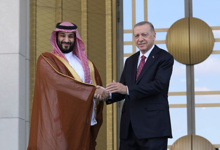 صورة أرشيفية - الرئيس التركي رجب طيب أردوغان (يمين) وولي العهد السعودي الأمير محمد بن سلمان يتصافحان خلال حفل استقبال في أنقرة، تركيا، الأربعاء 22 يونيو/حزيران 2022.