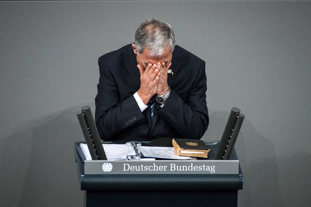 Le président de la Knesset, Mickey Levy, fond en larmes au moment de prononcer un discours lors de la cérémonie annuelle à la mémoire des victimes et des survivants de l'Holocauste, au Bundestag, le 27 janvier 2022.