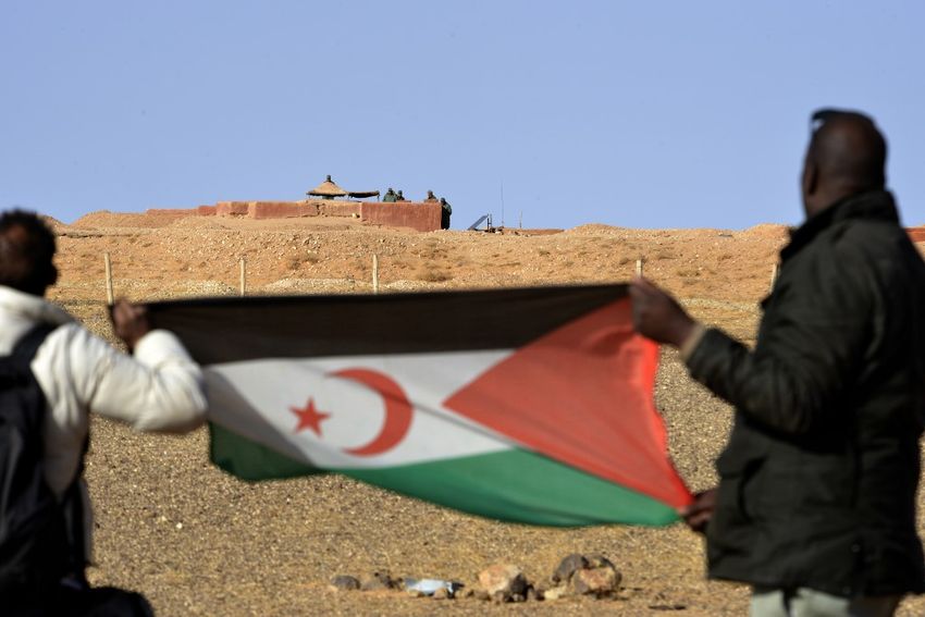 رجل صحراوي يرفع علم جبهة البوليساريو في منطقة المحبس في الصحراء الغربية التي تسيطر عليها البوليساريو في 3 فبراير 2017.