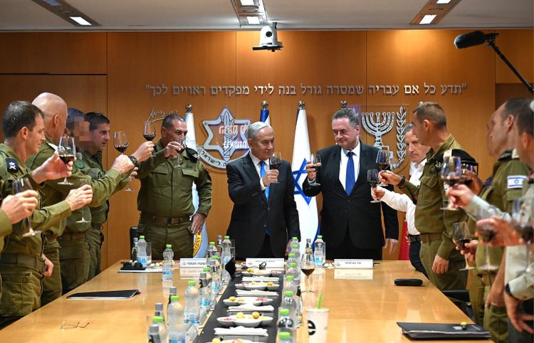 Prime Minister Netanyahu raises a toast to Rosh Hashanah with the General Staff Forum