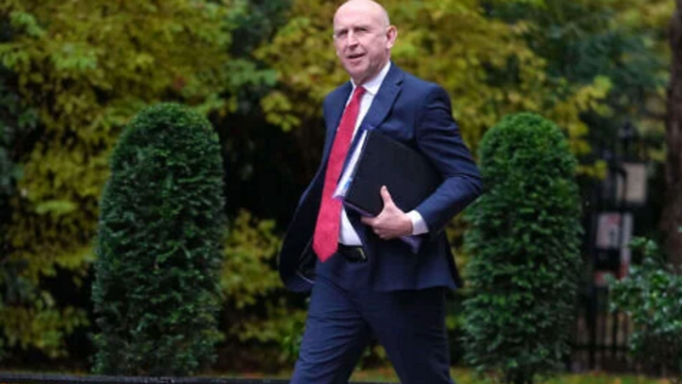 John Healey, secrétaire d’État britannique à la Défense, arrive à une réunion du cabinet à Downing Street, à Londres, le 20 octobre 2025. 