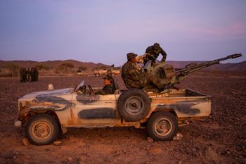 عناصر جبهة البوليساريو يشاركون في تمرين إطلاق نار بالقرب من مهيرس قرب تندوف، الأربعاء 13 أكتوبر 2021.