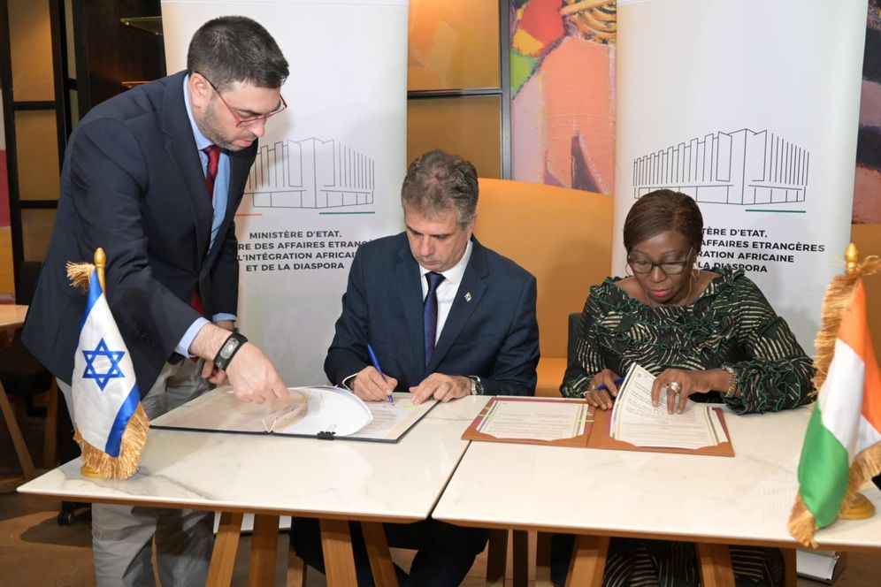 Le ministre israélien des Affaires étrangères Eli Cohen signe un accord-cadre avec la Côte d'Ivoire.