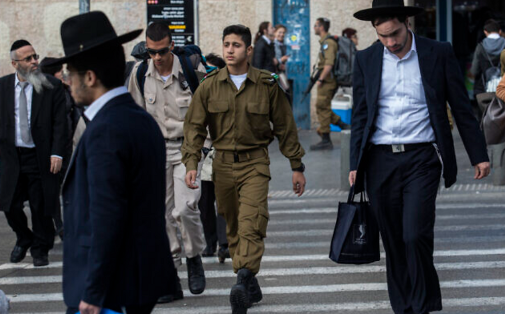 Olivier Fitoussi / Flash90 Image d'illustration /Des hommes juifs orthodoxes marchent aux côtés de soldats israéliens à Jérusalem, le 5 décembre 2019.