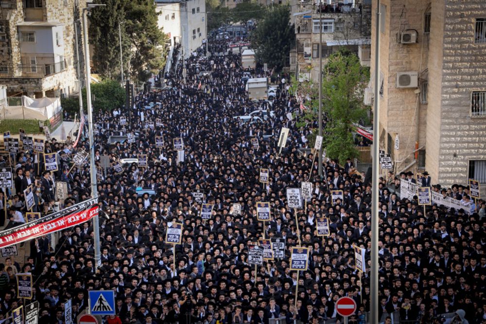 Des juifs ultra-orthodoxes protestent contre l’enrôlement de juifs ultra-orthodoxes dans l’armée israélienne, à Jérusalem, le 11 avril 2024.