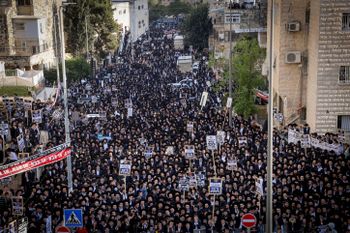 Des juifs ultra orthodoxes protestent contre l'enrôlement de juifs ultra orthodoxes dans l'armée israélienne, à Jérusalem, le 11 avril 2024