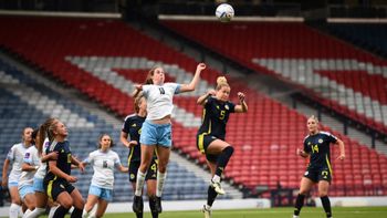La footballeuse israélienne Talia Sommer (au centre en blanc), sous le maillot de l'équipe nationale d'Israël de football féminin
