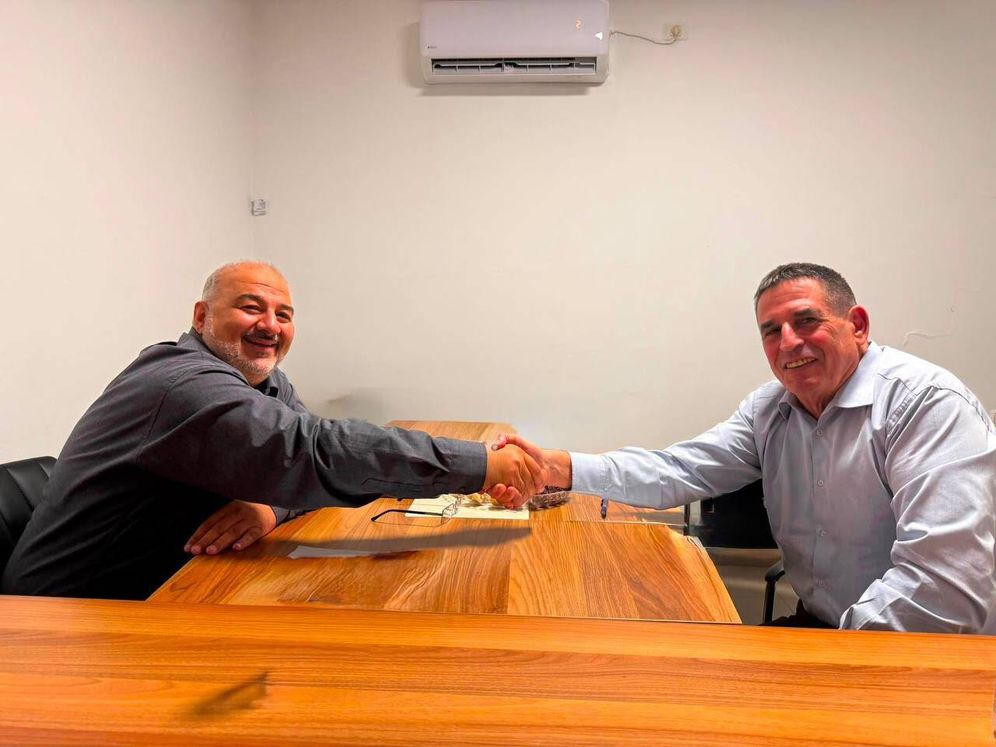 Ra'am chairman Mansour Abbas and Yoav Segalovitz meet to promote joint election bid, August 26, 2026.