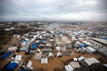 Vue d'un camp de tentes de fortune pour les Palestiniens déplacés par l'offensive terrestre israélienne sur la bande de Gaza, à Rafah, dans la bande de Gaza, dimanche 18 février 2024.
