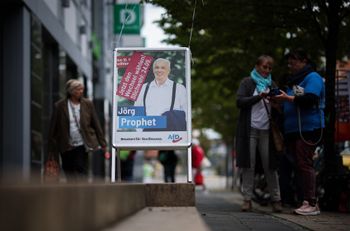 Une affiche du candidat de l'Alternative pour l'Allemagne (AfD) Joerg Prophet pour les élections locales à Nordhausen, dans le centre de l'Allemagne, le 21 septembre 2023