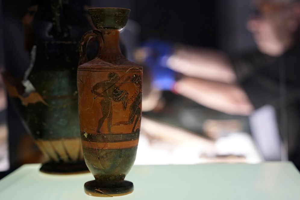 AP Photo/Thanassis Stavrakis Antiquités grecques datant des VIe et Ve siècles av. J.-C. exposées le mardi 13 octobre 2026 lors de la cérémonie de rapatriement au Musée national archéologique d'Athènes.