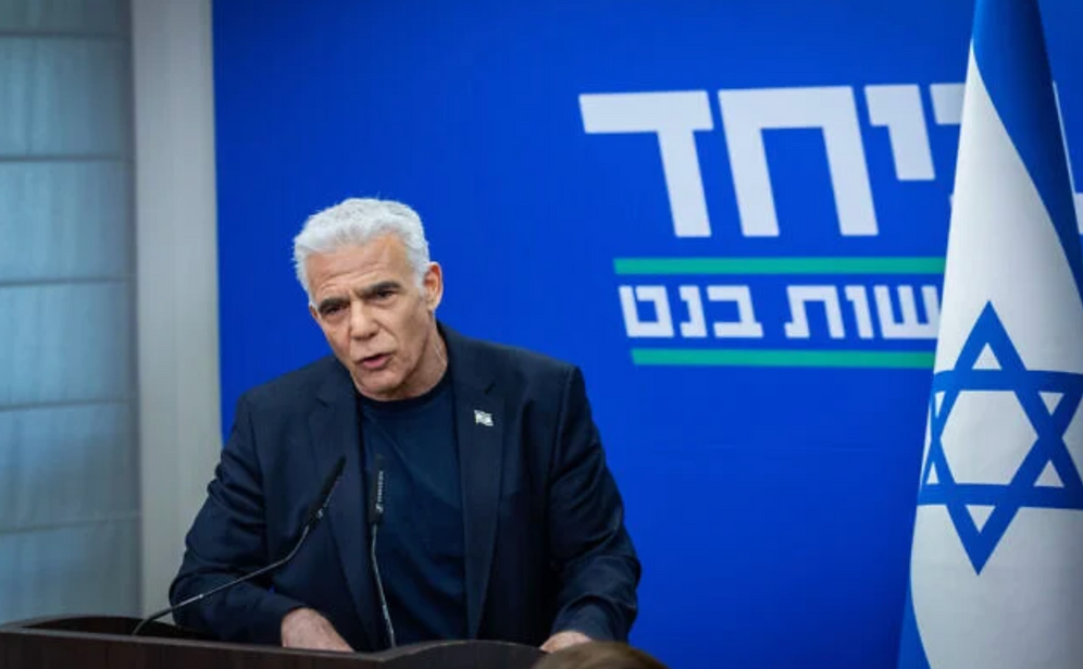 Chaim Goldberg/ FLASH90 Le chef de l’opposition israélienne Yair Lapid dirige une réunion du groupe parlementaire Yesh Atid à la Knesset, à Jérusalem, le 18 mai 2026.