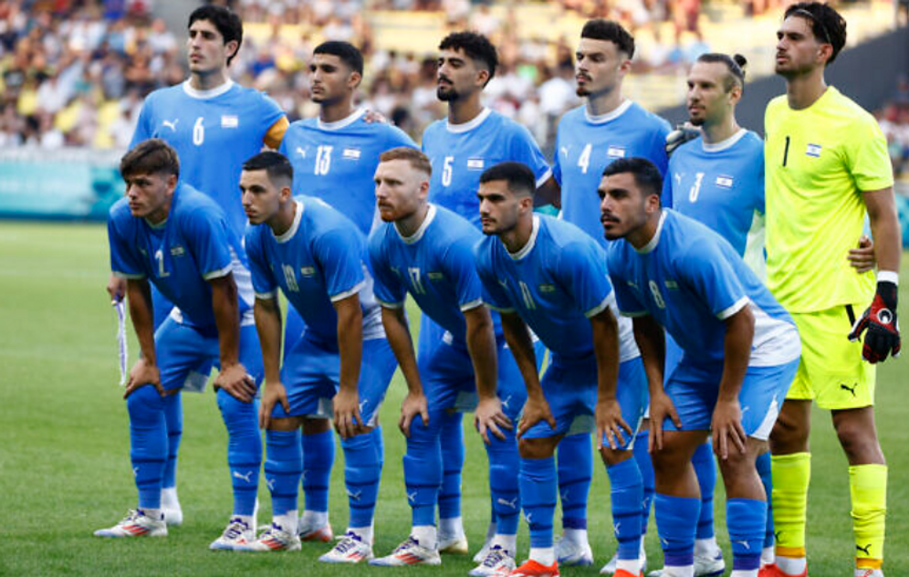AP Photo/Jeremias Gonzalez L'équipe israélienne pose avant un match.