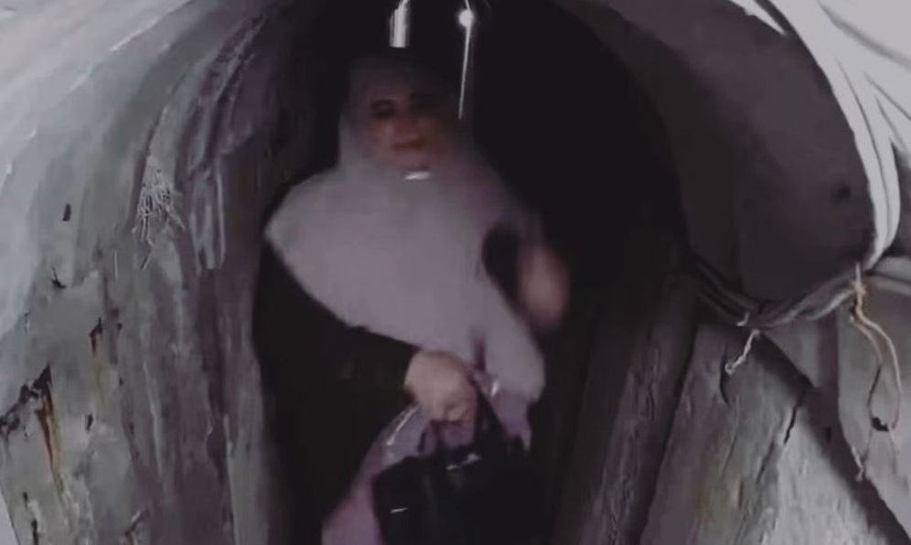 Yahya Sinwar's wife with a luxury bag in the images revealed by the IDF on October 6