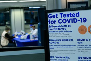 Une femme procède à un test d'auto-despistage du Covid-19 à Penn Station le 5 décembre 2020 à New York