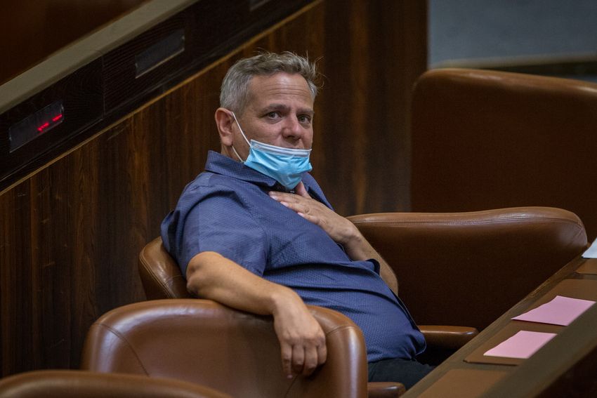 Le leader du parti Meretz, le député Nitzan Horowitz, lors d'une séance plénière à la Knesset, à Jérusalem, le 24 août 2020
