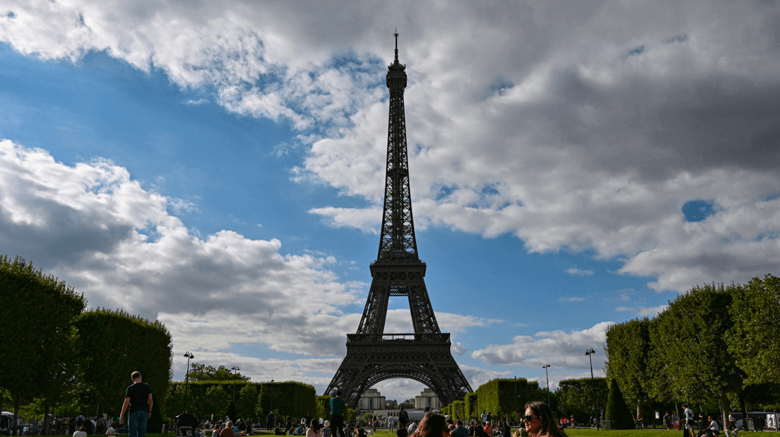 La tour Eiffel illuminée aux couleurs d’Israël et de la Palestine à la veille de la reconnaissance par Paris