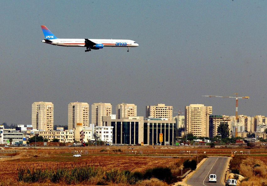 Le vol 582 d'Arkia Airlines qui a été attaqué au Kenya arrive pour atterrir à l'aéroport Ben Gurion près de Tel Aviv le jeudi 28 novembre 2002.