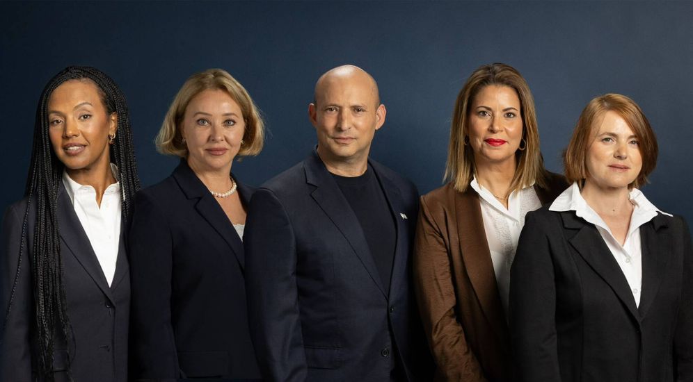 - Naftali Bennett, a décidé d’intégrer quatre nouvelles candidates à sa liste pour la Knesset : Orly Harel, Bruria Naim Arman, Esti Ayalon Kobo et Olesia Kantor.