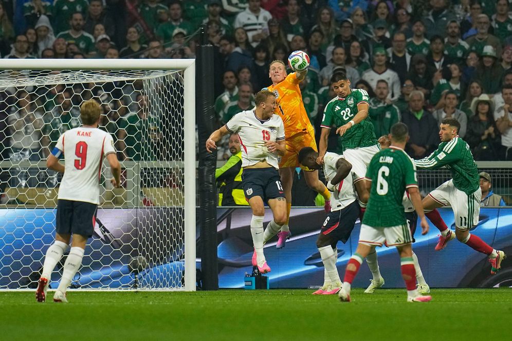 (AP Photo/Ricardo Mazalan) England goalkeeper Jordan Pickford (1) punches the ball during the World Cup round of 16 soccer match between Mexico and England in Mexico City, Sunday, July 5, 2026