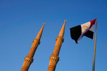 علم مصر يرفرف في مهب الريح بالقرب من مسجد الصحابة قبل انعقاد قمة الأمم المتحدة COP27 للمناخ، السبت 5 نوفمبر 2022، في شرم الشيخ، مصر
