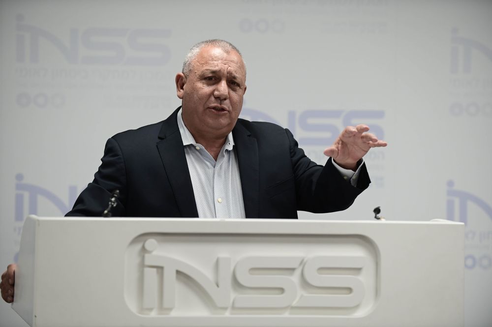 L'ancien chef d'état-major Gadi Eizenkot à la conférence de l'INSS à Tel Aviv le 12 avril 2022