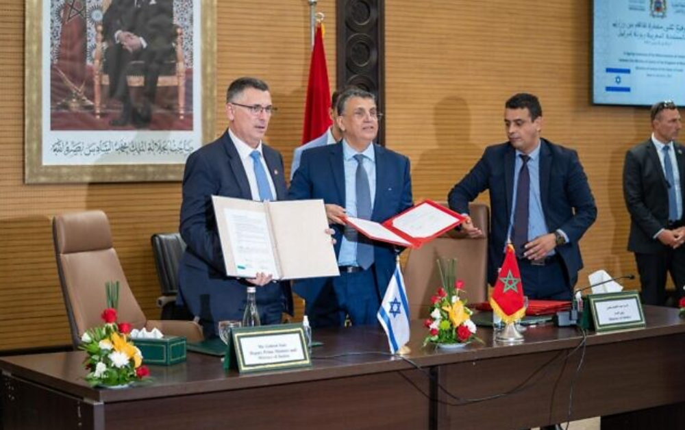 Le ministre de la Justice, Gideon Sa'ar signe un accord avec son homologue marocain, Abdellatif Ouahbi, à Rabat, le 26 juillet 2022