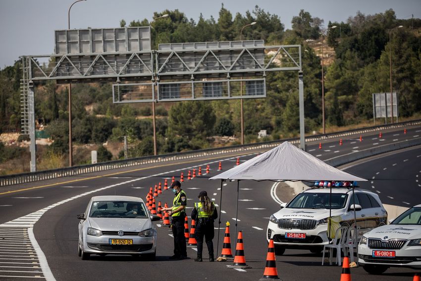 La police israélienne à un point de contrôle temporaire près de Jérusalem le 19 septembre 2020, dans le cadre de restrictions contre l'épidémie de Coronavirus