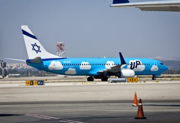 طائرة UP تابعة لشركة طيران العال، على المدرج في مطار بن غوريون، في تل أبيب، إسرائيل