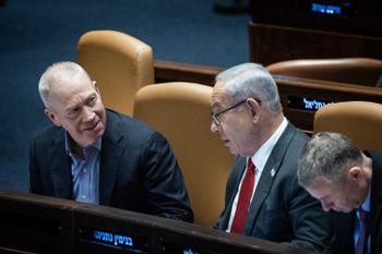 Le ministre de la Défense Yoav Galant s'entretient avec le Premier ministre israélien Benjamin Netanyahou à la Knesset, le 15 février 2023
