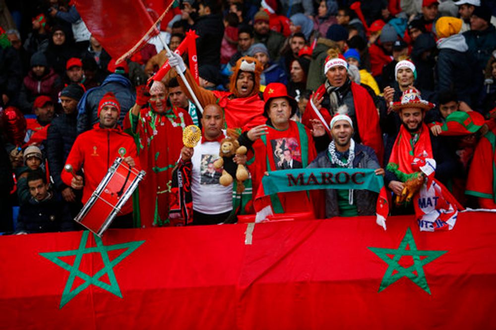 مشجعو المنتخب المغربي لكرة القدم  بملعب محمد الخامس بالدار البيضاء
