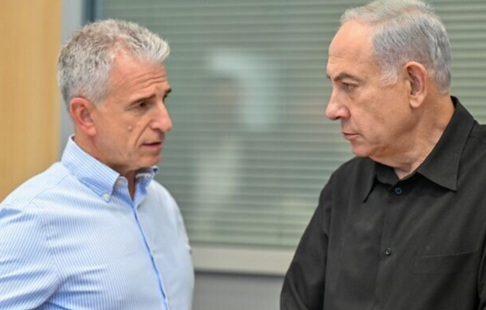 Prime Minister Benjamin Netanyahu (right) meeting Mossad chief David Barnea