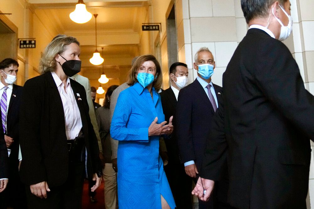 La présidente de la Chambre des États-Unis, Nancy Pelosi et l'ambassadeur des États-Unis au Japon, Rahm Emanuel, quittent la chambre basse à Tokyo, le 5 août 2022
